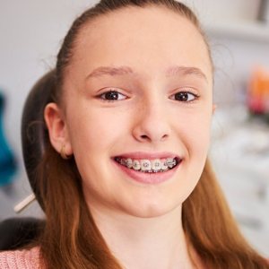 Aparelho Fixo vs. Alinhadores Invisíveis: Qual escolher?