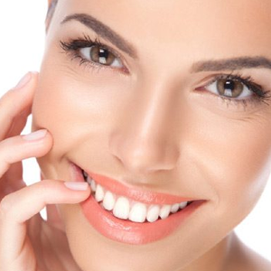 É comum pensarmos no aparelho apenas como algo estético. Mas você sabia que dentes tortos podem causar problemas que você nem imagina? Quando os dentes não se encaixam corretamente (má oclusão), você pode enfrentar: Dores de cabeça e na mandíbula: Tensões na articulação (ATM). Dificuldade na higienização: Dentes apinhados facilitam o acúmulo de placa e cáries. Problemas digestivos: Uma mastigação ineficiente sobrecarrega o estômago. Investir em ortodontia é, acima de tudo, investir na sua saúde funcional. Um sorriso bonito é o "bônus" de uma boca saudável!